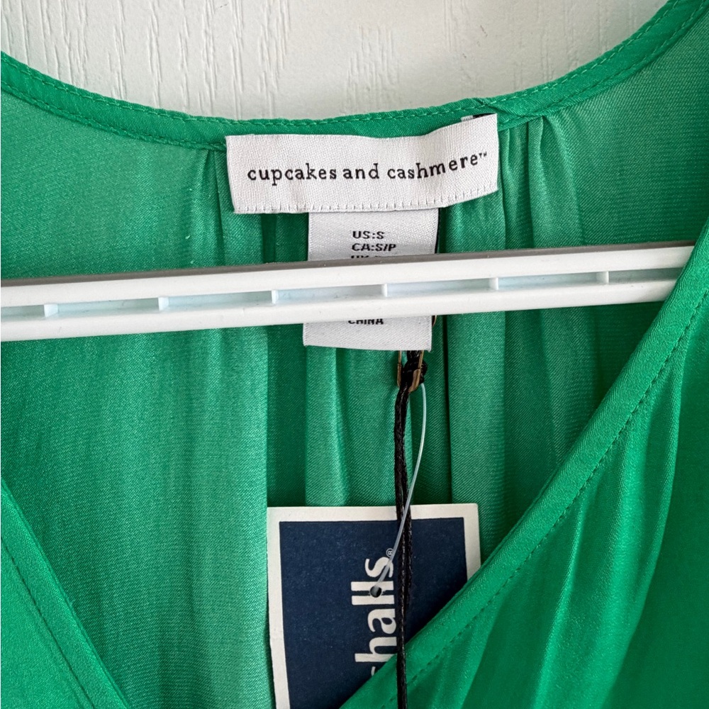 cupcakes & cashmere Emerald Green V-Neck Button Blouse - Picture 2 of 2